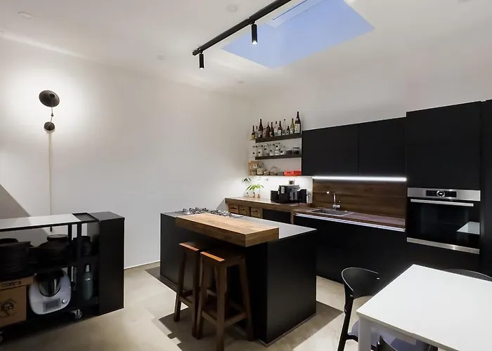 Design Loft With Free Private Parking